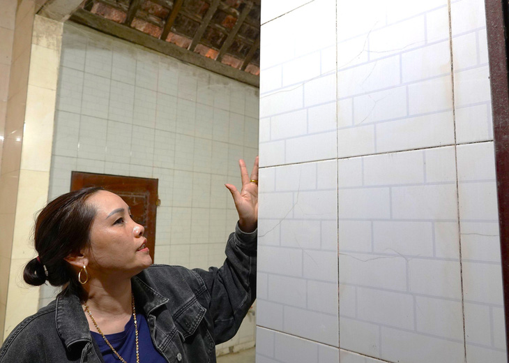 Tường nhà chị Mai Thùy mặc dù được ốp gạch kiên cố nhưng vẫn xảy ra vết nứt do ảnh hưởng từ dự án - Ảnh: LÊ MINH
