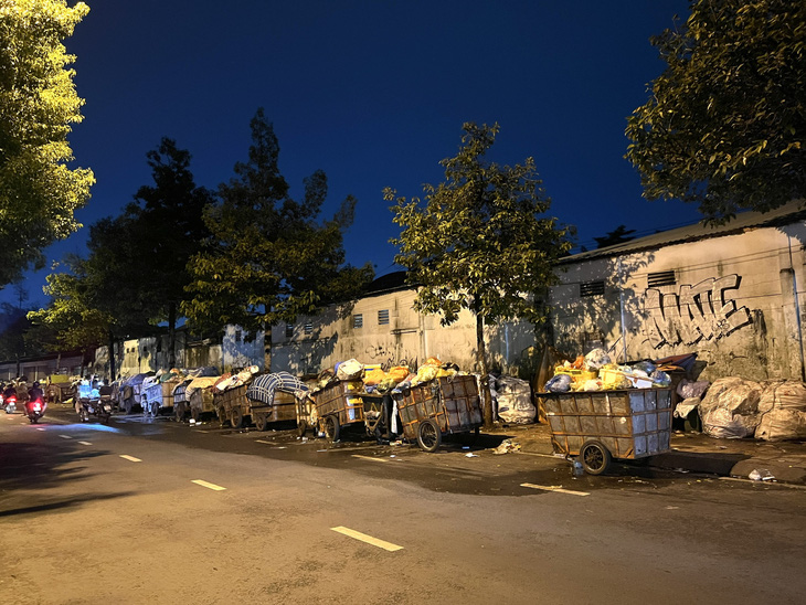 Gần 20 xe rác đậu xếp hàng dài trên đường Hoàng Sa, quận 3