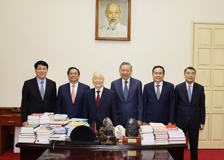 Tổng bí thư Nguyễn Phú Trọng cùng các lãnh đạo chủ chốt - Ảnh: TTXVN