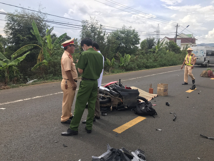 Hiện trường vụ tai nạn liên hoàn giữa xe máy và ô tô làm hai người chết tại tỉnh Gia Lai - Ảnh: HUỲNH CÔNG ĐÔNG