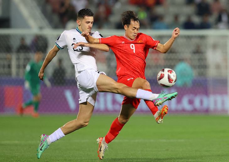 Đội tuyển Việt Nam đã toàn thua trước Indonesia (áo trắng) trong 3 lần chạm trán ở đầu năm 2024 - Ảnh: REUTERS