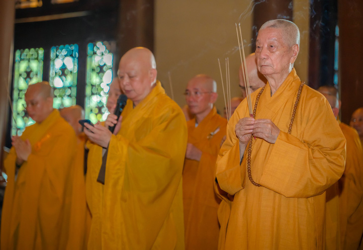 Trưởng lão hòa thượng Thích Trí Quảng (bìa phải) dâng hương tưởng niệm - Ảnh: LÊ MINH