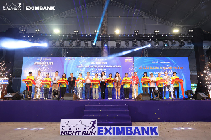 Bà Lê Thị Mai Loan, phó tổng giám đốc Eximbank (đứng giữa), cùng đại diện ban tổ chức cắt băng khánh thành chính thức khai mạc sự kiện Ho Chi Minh City Night Run Eximbank mùa 3, năm 2024