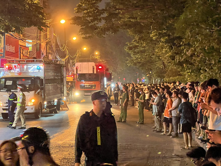 Hàng trăm người dân hiếu kỳ đứng xem vụ hỏa hoạn - Ảnh: DANH TRỌNG