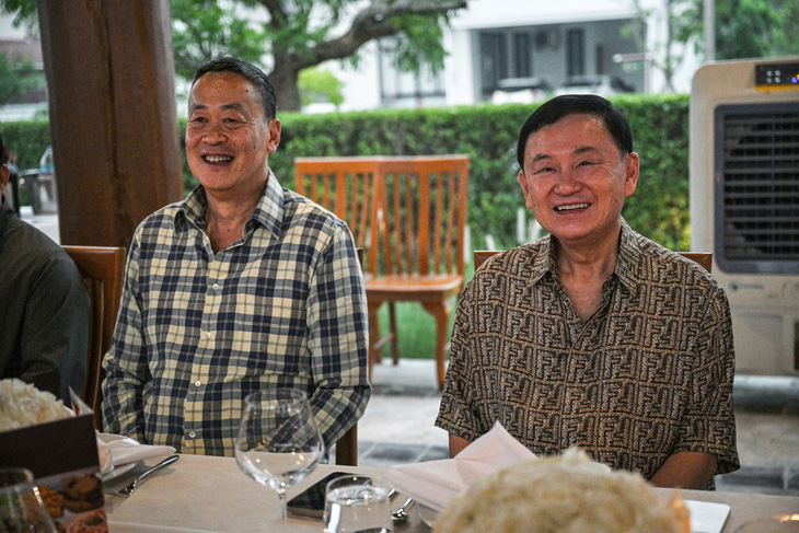 Thủ tướng Srettha Thavisin ăn tối cùng ông Thaksin Shinawatra ngày 15-5 tại Chiang Mai - Ảnh: AFP