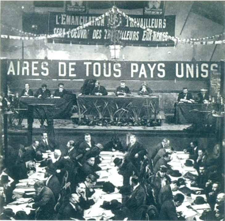 Bưu ảnh về đại hội Đảng Xã hội Pháp năm 1920 với sự xuất hiện của Nguyễn Ái Quốc ở góc phải bên dưới khung hình