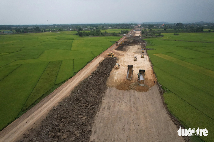 Đất bóc tầng phủ dự án thành phần 3 đoạn đi qua xã Vụ Bổn (Krông Pắk, Đắk Lắk) chưa có chỗ đổ, phải dồn sang một bên để có mặt bằng thi công - Ảnh: TRUNG TÂN