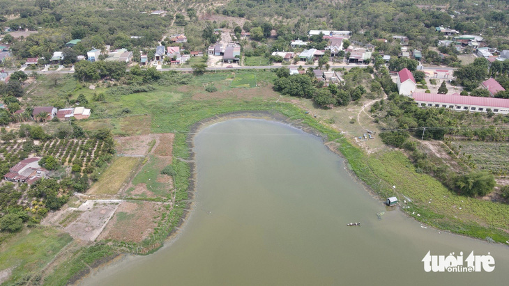 Trại nuôi heo nằm giữa khu dân cư, xả thẳng nước thải ra hồ Lắk gây ảnh hưởng sức khỏe người dân, ô nhiễm môi trường - Ảnh: TRUNG TÂN