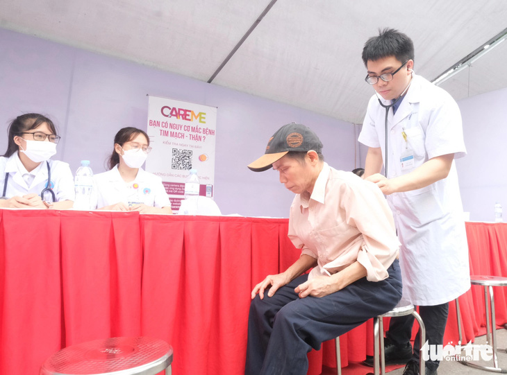 Thầy thuốc trẻ ở Hà Nội khám sàng lọc cho người dân tại lễ ra quân Hành trình Thầy thuốc trẻ làm theo lời Bác, tình nguyện vì sức khỏe cộng đồng năm 2024 - Ảnh: HÀ THANH