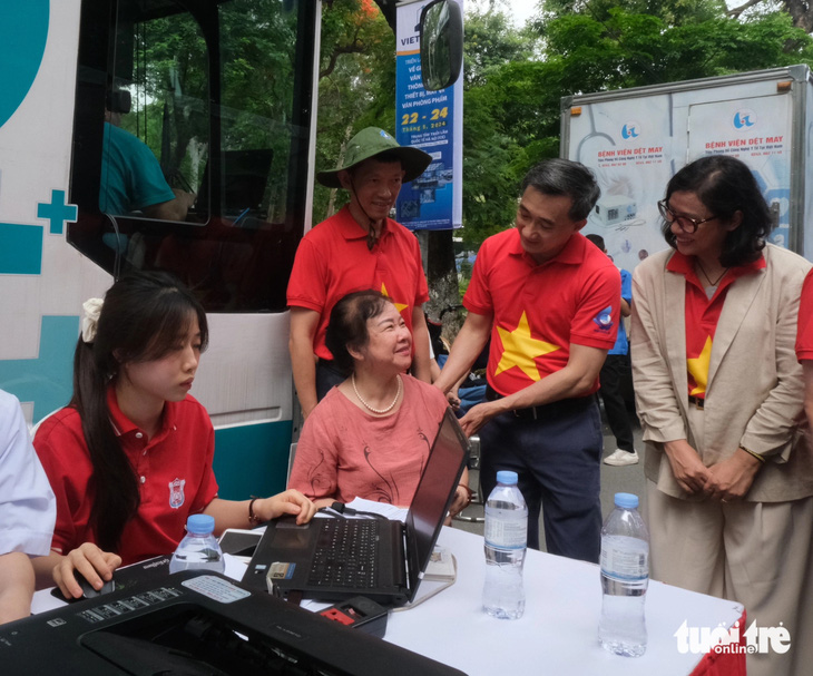 Thứ trưởng Bộ Y tế Trần Văn Thuấn (thứ hai từ phải qua) trò chuyện với người dân đến khám sàng lọc tại Hành trình Thầy thuốc trẻ làm theo lời Bác, tình nguyện vì sức khỏe cộng đồng năm 2024 - Ảnh: HÀ THANH