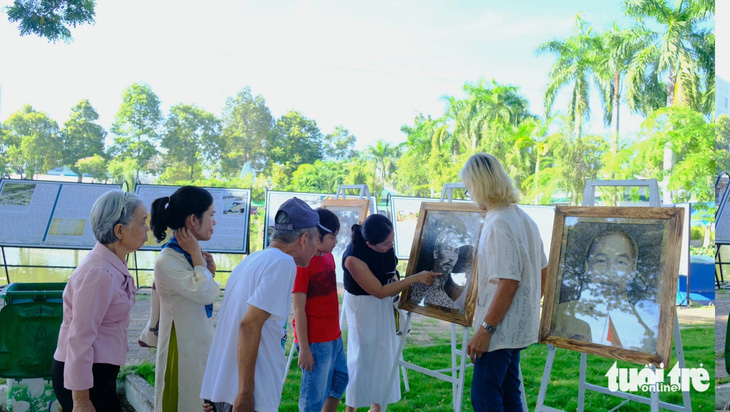 Du khách xem triển lãm tranh lá sen tại công viên Văn Miếu, TP Cao Lãnh, tỉnh Đồng Tháp - Ảnh: ĐẶNG TUYẾT