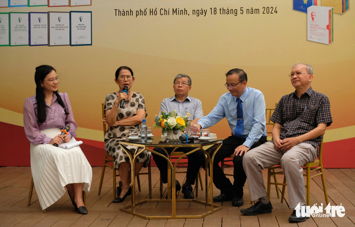 Các diễn giả giao lưu sáng 18-5 nhân kỷ niệm 25 năm thành lập Tủ sách Di sản Hồ Chí Minh - Ảnh: LINH ĐOAN