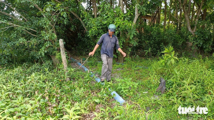 Ống nhựa xả thẳng nước thải từ chuồng trại ra danh thắng hồ Lắk - Ảnh: TRUNG TÂN