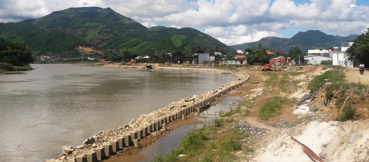 Khu vực bờ hữu sông Cái Nha Trang (tại xã Vĩnh Ngọc, TP Nha Trang) đã được đầu tư, tiến hành xây dựng kè, đường bờ hữu ven sông - Ảnh: PHAN SÔNG NGÂN 