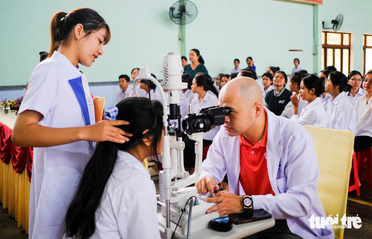 Trong số 300 học sinh được tầm soát ngày 18-5, có khoảng 30% có vấn đề về sức khỏe đôi mắt - Ảnh: TẤN LỰC 