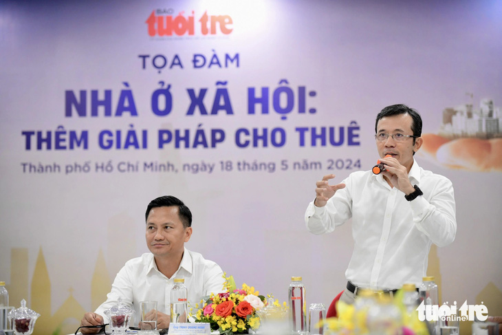Nhà báo Trần Xuân Toàn, phó tổng biên tập báo Tuổi Trẻ, phát biểu mở đầu hội thảo - Ảnh: QUANG ĐỊNH