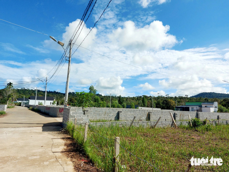 Các lô, nền thuộc dự án xã Cửa Dương (TP Phú Quốc) được nhóm người Công ty LHĐ bao quanh bằng hàng rào bê tông kiên cố - Ảnh: CHÍ CÔNG