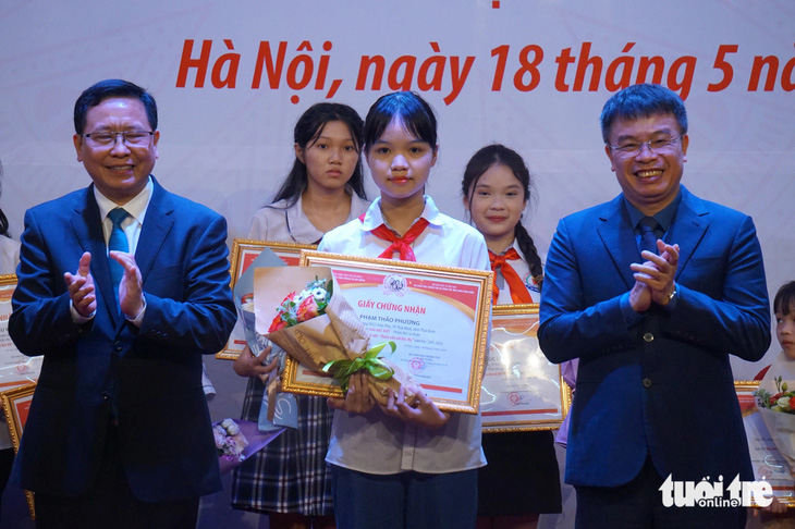 Phạm Thảo Phương nhận giải đặc biệt của cuộc thi Bác Hồ với thiếu nhi - Thiếu nhi với Bác Hồ - Ảnh: T.ĐIỂU