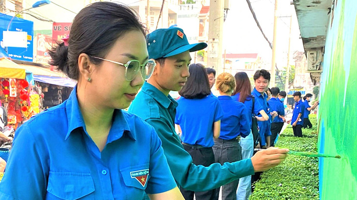 Võ Thị Thùy Dương (bìa trái) tham gia hoạt động tình nguyện cùng các bạn trẻ trong phường - Ảnh: D.T.