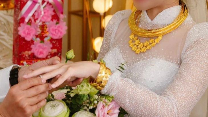 Trao vàng là nét đẹp truyền thống trong lễ cưới nhưng cũng là áp lực đối với những gia đình không khá giả trong lúc giá vàng tăng cao - Ảnh: DIỆU QUÍ