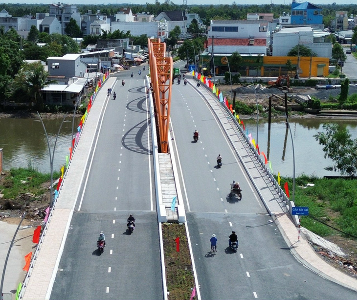 Cầu Tây Đô được khánh thành đưa vào khai thác, giúp phát triển kinh tế, xã hội huyện Phong Điền, Cần Thơ - Ảnh: H.G.