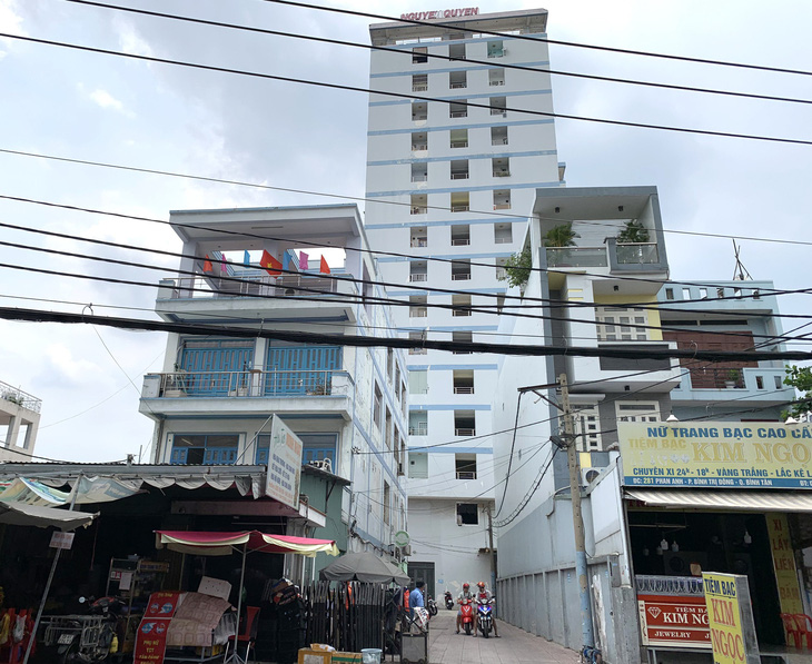 Chung cư Nguyễn Quyền, quận Bình Tân (tòa nhà cao) có diện tích vi phạm bị buộc tháo dỡ khiến hơn chục hộ dân vừa không được cấp sổ mà còn đứng trước nguy cơ mất nhà - Ảnh: PHƯƠNG NHI