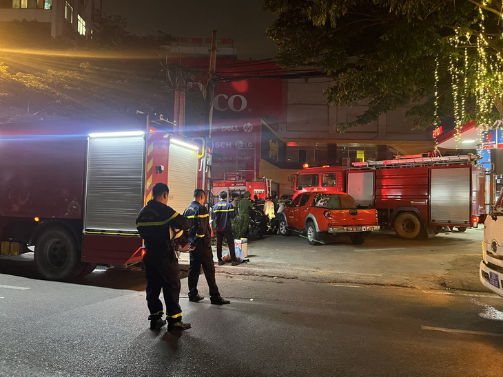 Nhiều xe cứu hỏa cùng cảnh sát đến hiện trường dập lửa, cứu nạn cứu hộ - Ảnh: DANH TRỌNG