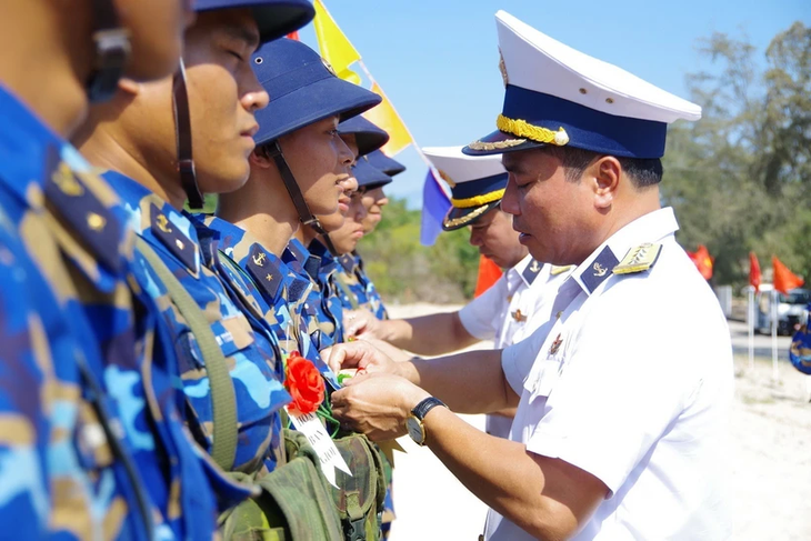 Đại tá Nguyễn Văn Bách, tư lệnh Vùng 4 Hải quân (phải), được bổ nhiệm giữ chức phó tư lệnh kiêm tham mưu trưởng Quân chủng Hải quân, Bộ Quốc phòng - Ảnh: TTXVN phát