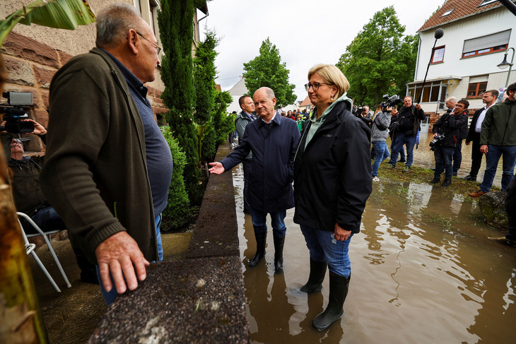 Thủ tướng Đức Olaf Scholz và lãnh đạo bang Saarland Anke Rehlinger đến thăm một khu vực bị ngập lụt sau mưa lớn ở Kleinblittersdorf, gần TP Saarbruecken, Đức, ngày 18-5 - Ảnh: REUTERS