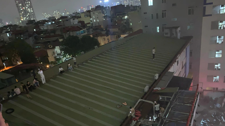 Nhiều người leo lên tầng thượng, mái nhà chờ cảnh sát giải cứu - Ảnh: Người dân cung cấp