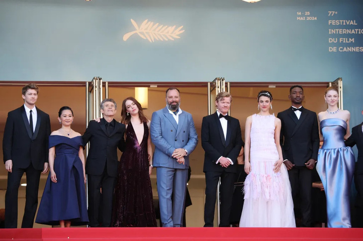 Dàn diễn viên và đạo diễn của Kind of Kindness trên thảm đỏ Cannes trước giờ công chiếu - Ảnh: GETTY IMAGES
