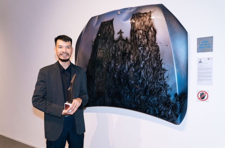 Họa sĩ Trịnh Minh Tiến thắng giải UOB Painting of the Year năm 2023 tại Việt Nam, hạng mục Nghệ sĩ thành danh.