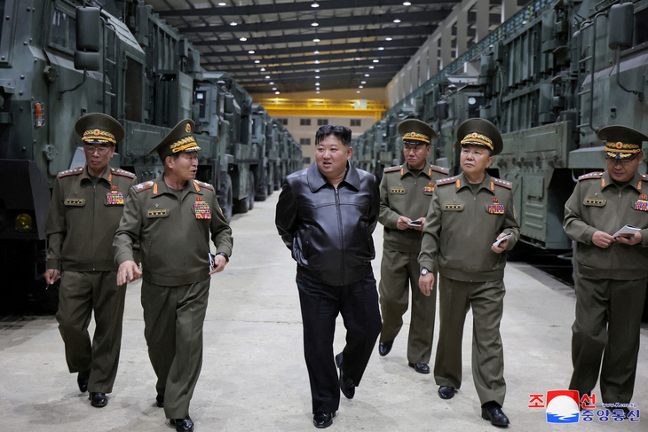 Nhà lãnh đạo Triều Tiên Kim Jong Un thị sát một hệ thống tên lửa chiến thuật ngày 16-5 - Ảnh: REUTERS