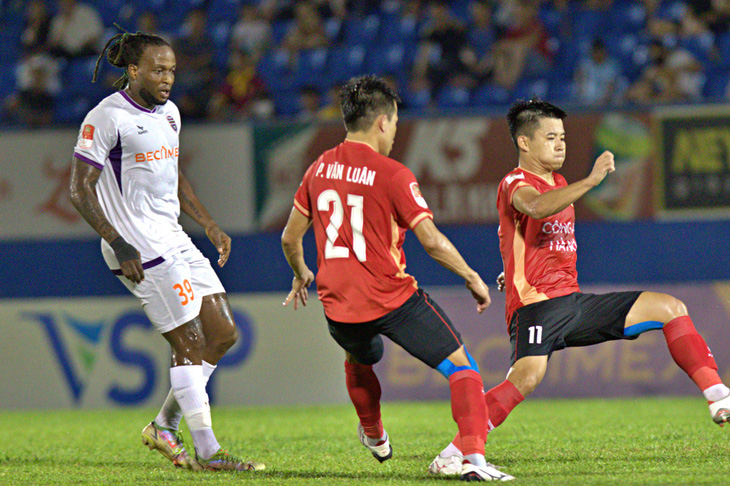 Kizito (áo trắng) là cầu thủ nhập tịch Việt Nam của CLB Bình Dương - Ảnh: QUANG THỊNH