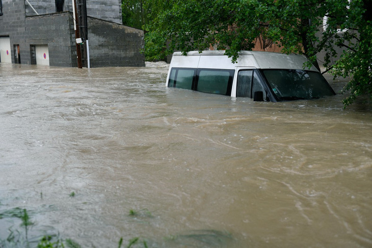Ảnh chụp hôm 17-5 cho thấy một chiếc xe chìm trong nước trên con đường ngập lụt ở Bouzonville, đông bắc nước Pháp - Ảnh: AFP