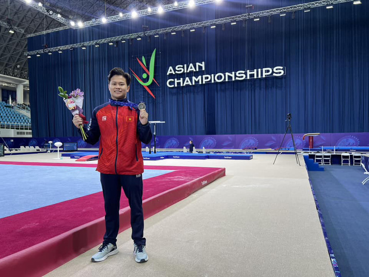 Nguyễn Văn Khánh Phong với tấm huy chương bạc Giải thể dục dụng cụ vô địch châu Á 2024 - Ảnh: NVCC