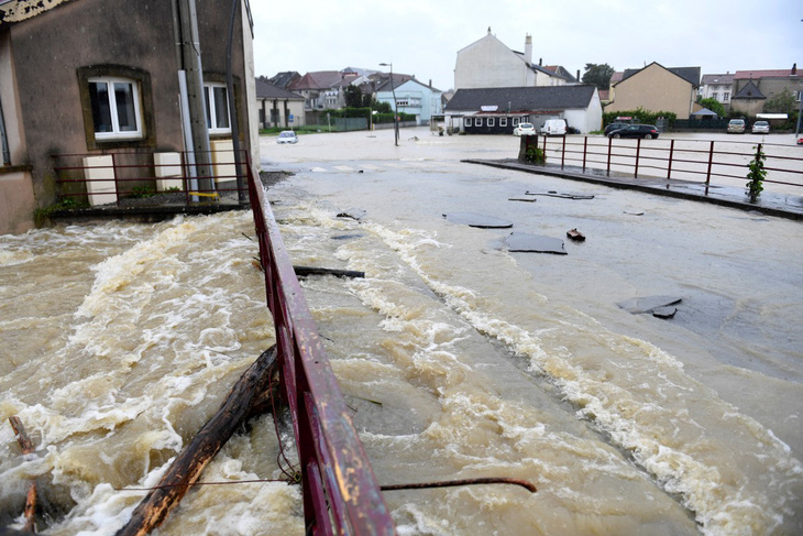 Một con phố bị ngập lụt ở Boulay-Moselle, đông bắc Pháp, hôm 17-5 - Ảnh: AFP