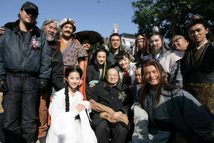 Nhà văn Kim Dung (đeo kính), Lưu Diệc Phi (mặc đồ trắng) và các diễn viên, nhà sản xuất tại tỉnh Chiết Giang, ở lễ khởi quay 