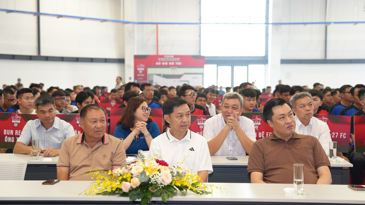 Phó giám đốc Sở Văn hóa - Thể thao & Du lịch tỉnh Bình Dương Cao Văn Chóng (bìa phải), Trưởng ban trọng tài VFF Đặng Thanh Hạ (giữa) tại lễ khai mạc - Ảnh: PHƯƠNG NGHI