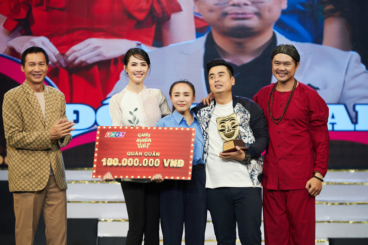 Đạo diễn Vũ Thành Vinh (bìa trái) trao giải quán quân cho đội Hahaha - Ảnh: BTC