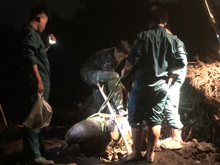 Khuya 17, rạng sáng 18-5, cơ quan chức năng đã xử lý xong quả bom tại huyện Bình Chánh - Ảnh: BỘ TƯ LỆNH TP.HCM