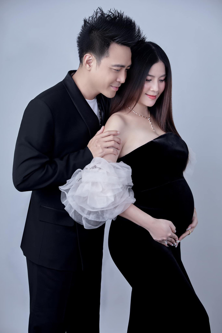 Sau 8 năm kết hôn, Kha Ly hạnh phúc mang thai