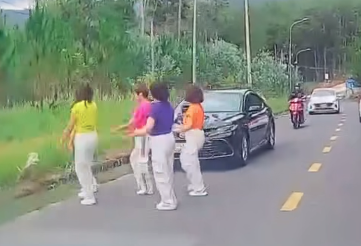 5 phụ nữ nhảy trước đầu ô tô gây cản trở giao thông - Ảnh: cắt từ video clip