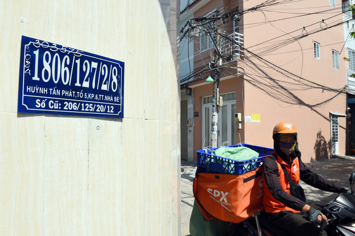 Một căn nhà nhiều xuyệt trên đường Huỳnh Tân Phát, thị trấn Nhà Bè (TP.HCM) gây nhiều khó khăn cho người dân và người giao hàng - Ảnh: TỰ TRUNG
