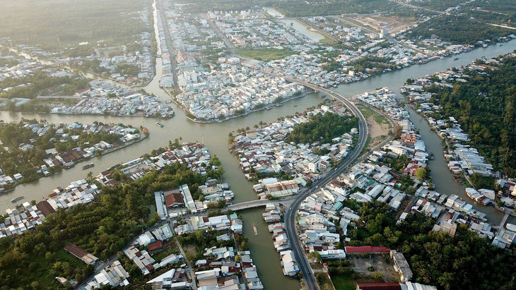 Thành phố Ngã Bảy, tỉnh Hậu Giang bố trí quanh các con sông  - Ảnh: CHÍ QUỐC 