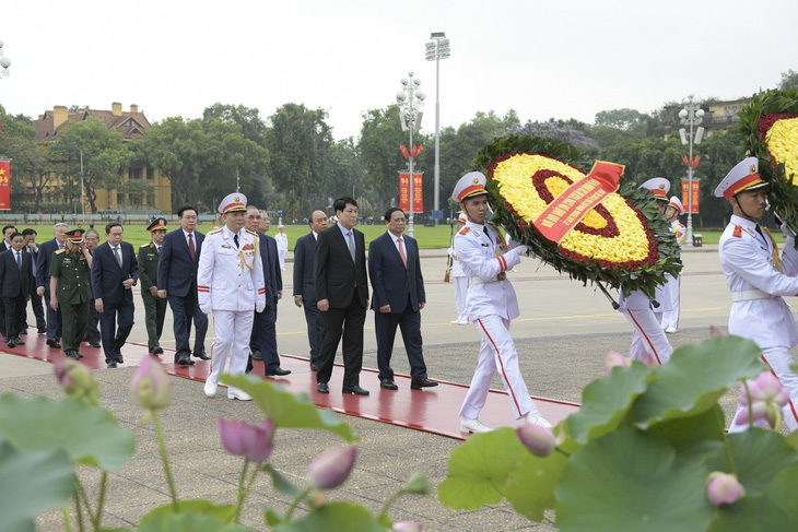Đoàn đại biểu lãnh đạo Đảng, Nhà nước vào lăng viếng Chủ tịch Hồ Chí Minh - Ảnh: N.Y.
