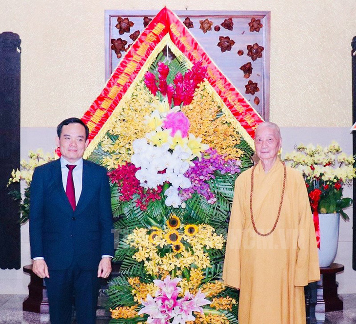 Phó thủ tướng Trần Lưu Quang đến thăm và chúc mừng đại lão Hòa thượng Thích Trí Quảng - Ảnh: THÀNH ỦY TP.HCM