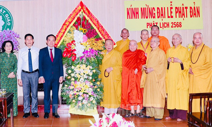Phó thủ tướng Trần Lưu Quang đến thăm và chúc mừng Văn phòng 2 Trung ương Giáo hội Phật giáo Việt Nam - Ảnh: THÀNH ỦY TP.HCM