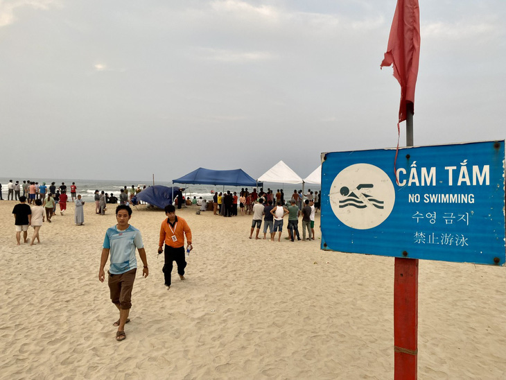 Khu vực có biển báo cấm bơi trên biển Đà Nẵng - Ảnh: TRƯỜNG TRUNG