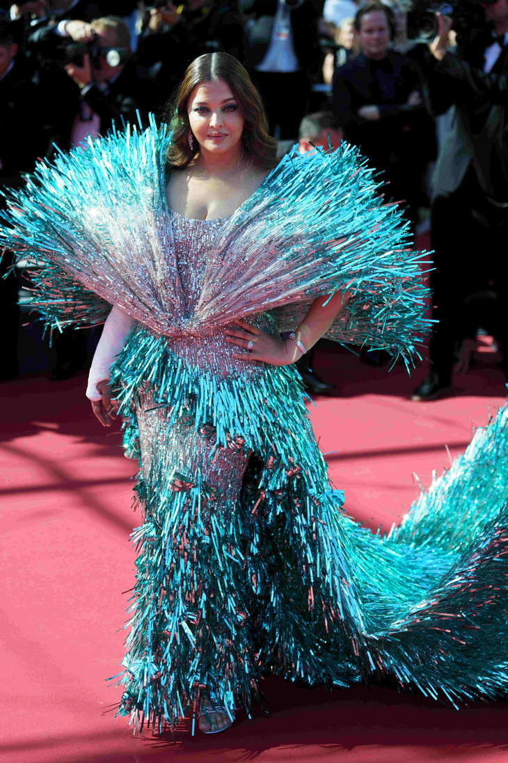 'Hoa hậu đẹp nhất mọi thời đại' bị đánh giá là mặc váy như chổi xể trong ngày thứ hai xuất hiện tại thảm đỏ Cannes. Nhiều bình luận cho rằng váy của Aishwarya Rai Bachchan thực sự 